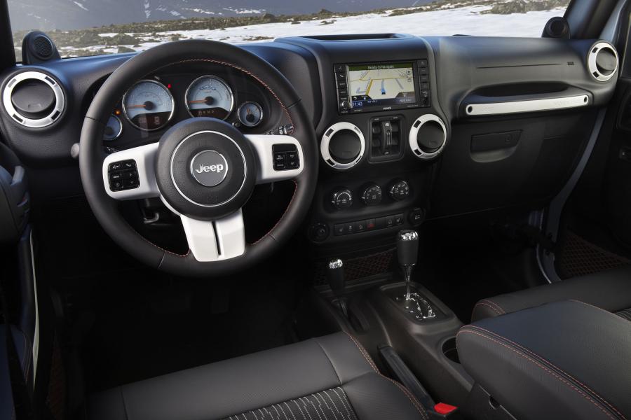  Jeep Wrangler Unlimited Arctic 2012 года  (фото 23 из 35)